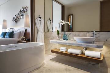 Номер Делюкс с 1 кроватью размера «king-size» и видом на город в Отеле JW Marriott Absheron Baku Hotel